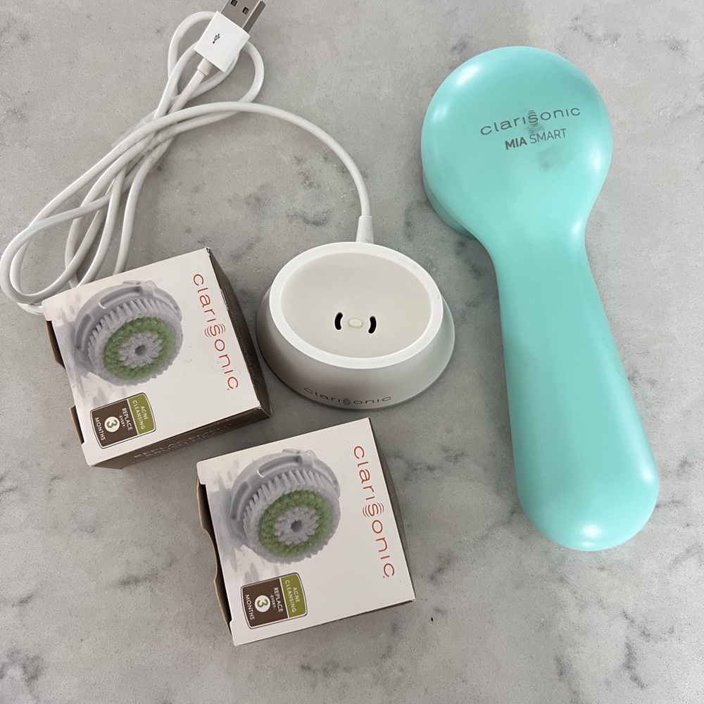 Clarisonic Mia Smart Facial Cleansing Brush. 2 brand new brushes included.